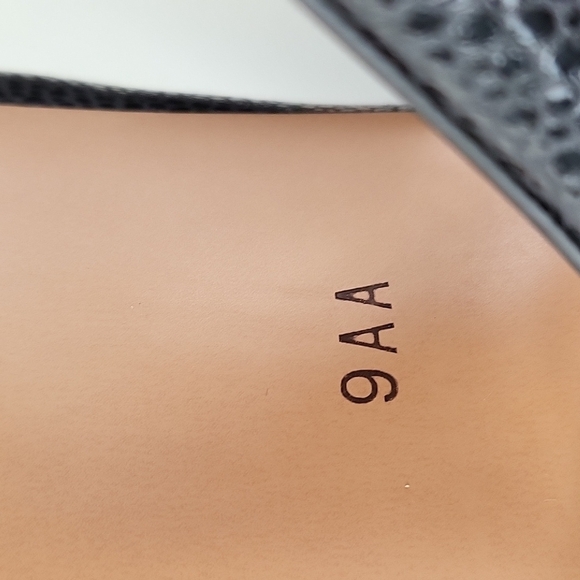 Talbots Textured Black Leather Round Toe Stiletto Heel Narrow Width Pump - Picture 13 of 16